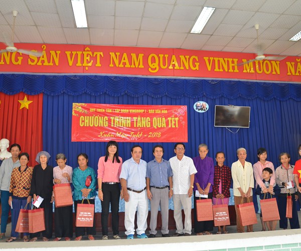 Báo Văn Hóa trao quà cho bà con nghèo xã Đức Hòa Thượng:​ Sẽ đón Tết vui hơn, đầm ấm hơn - Anh 1