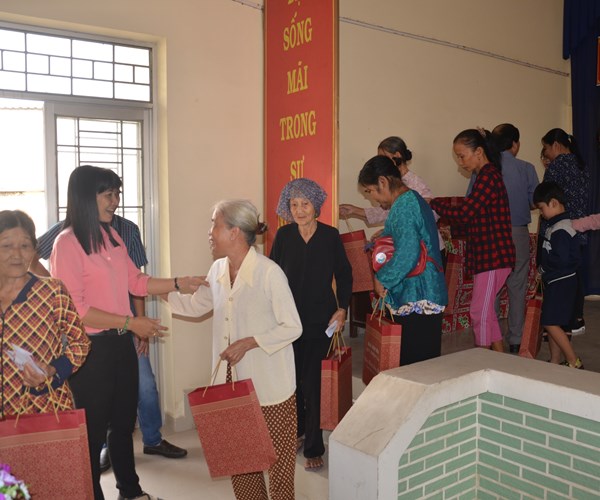 Báo Văn Hóa trao quà cho bà con nghèo xã Đức Hòa Thượng:​ Sẽ đón Tết vui hơn, đầm ấm hơn - Anh 2