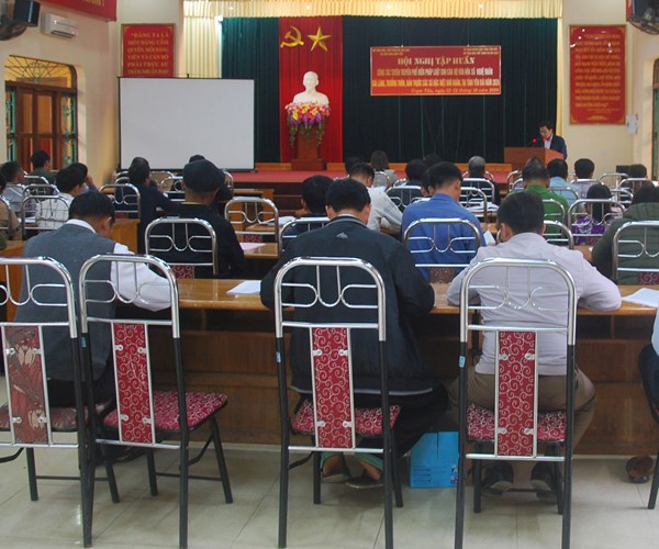 Tập huấn tuyên truyền, phổ biến pháp luật cho nghệ nhân, già làng, trưởng thôn, bản - Anh 2