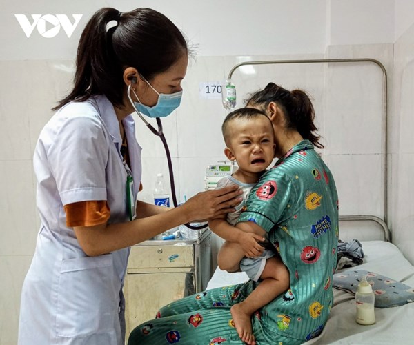 Dịch tay chân miệng gia tăng sớm, cảnh báo nguy cơ dịch chồng dịch - Anh 1