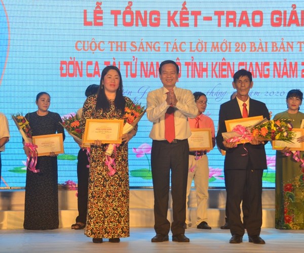 Trao giải Cuộc thi sáng tác lời mới 20 bản tổ Đờn ca tài tử - Anh 1