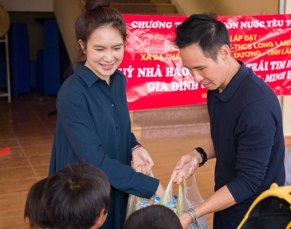 Gần 9 tỉ đồng được nghệ sĩ quyên góp ủng hộ miền Trung - Anh 4