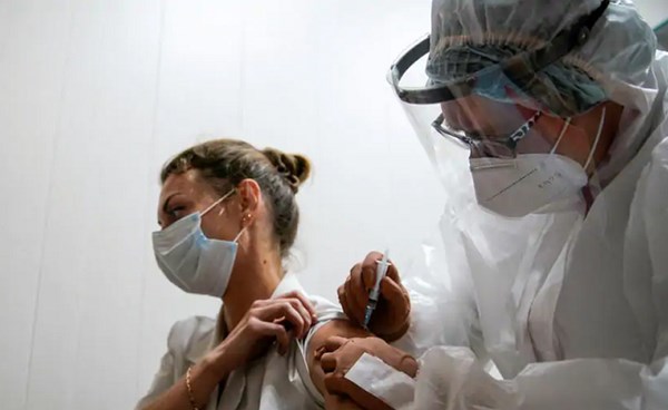 Nga triển khai tiêm vaccine Covid-19 hàng loạt vào cuối tháng 11 - Anh 1