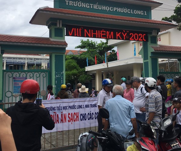 Về dấu hiệu “bớt xén” phần ăn của học sinh ở Khánh Hòa: Tạm dừng tổ chức bán trú - Anh 1