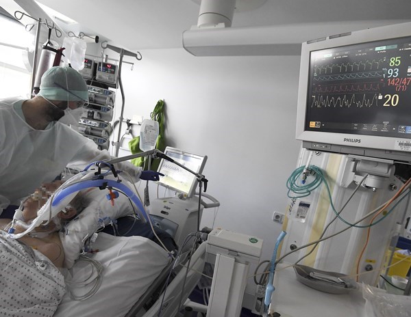 Dịch Covid-19: WHO cảnh báo hệ thống y tế thế giới có thể quá tải - Anh 1