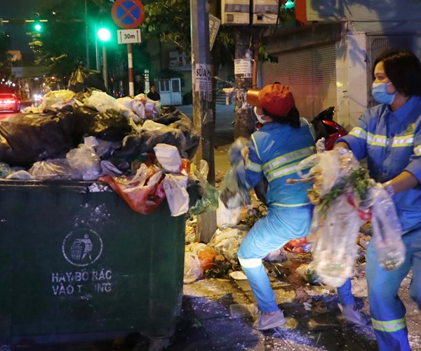 Duong pho Ha Noi lai tran ngap rac - Anh 6