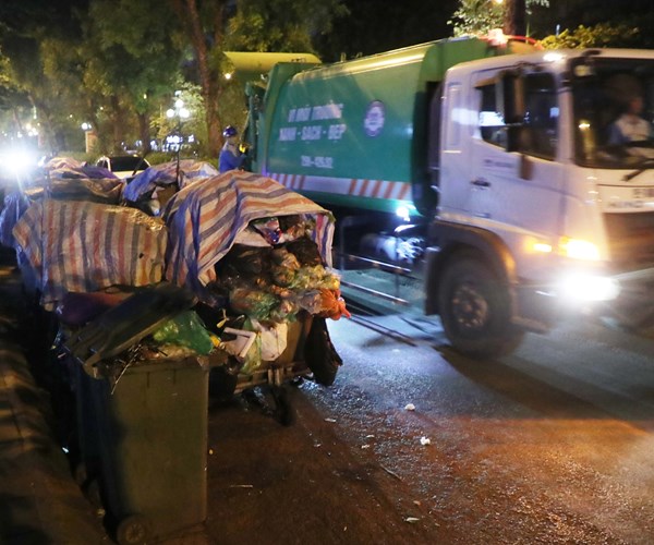 Duong pho Ha Noi lai tran ngap rac - Anh 4
