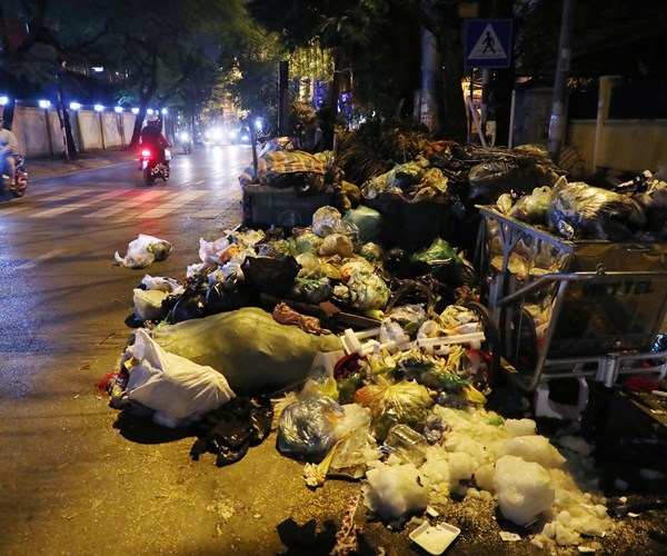 Duong pho Ha Noi lai tran ngap rac - Anh 1