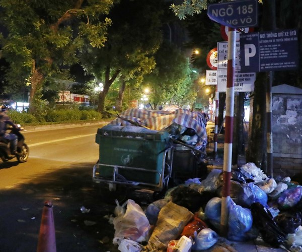 Duong pho Ha Noi lai tran ngap rac - Anh 3