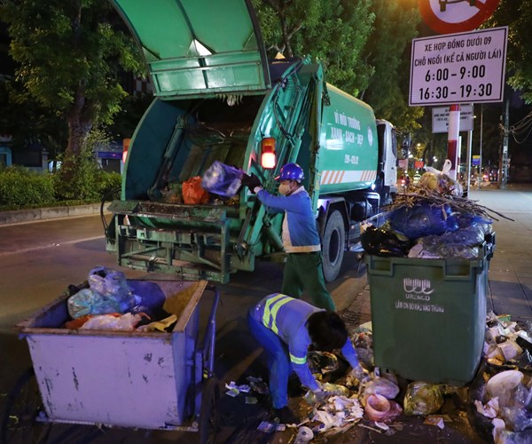 Duong pho Ha Noi lai tran ngap rac - Anh 5
