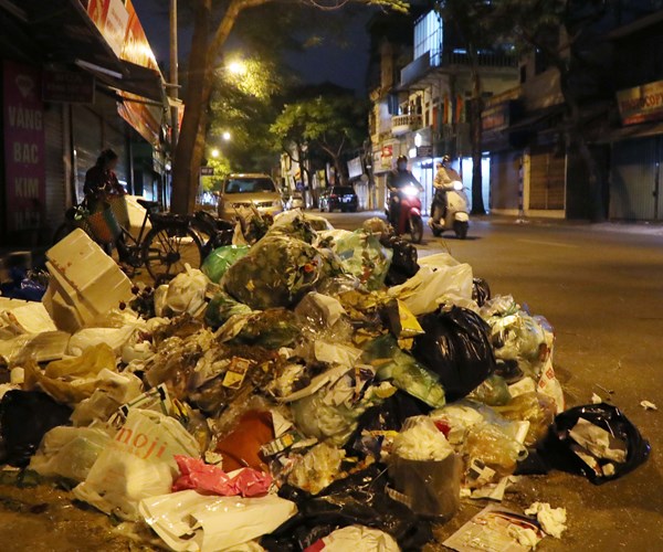Duong pho Ha Noi lai tran ngap rac - Anh 7