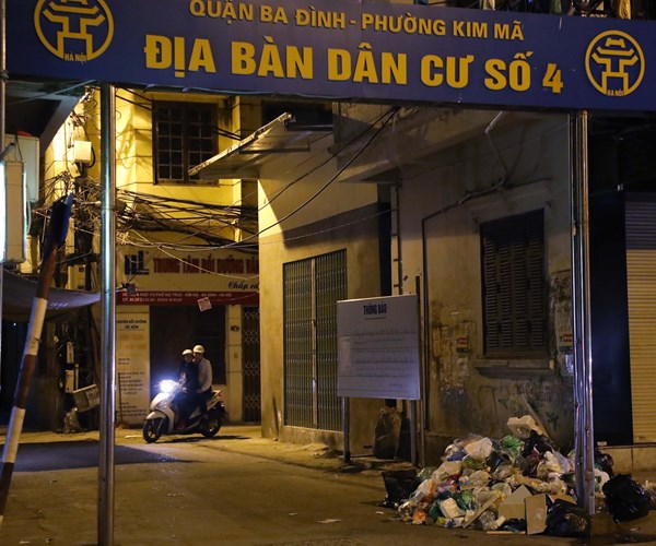 Duong pho Ha Noi lai tran ngap rac - Anh 8