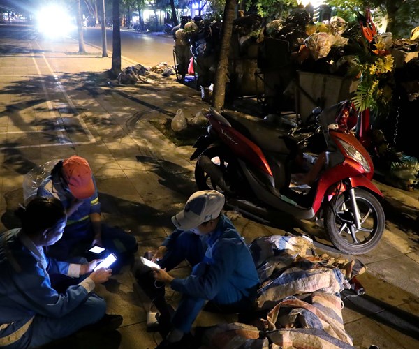 Duong pho Ha Noi lai tran ngap rac - Anh 9