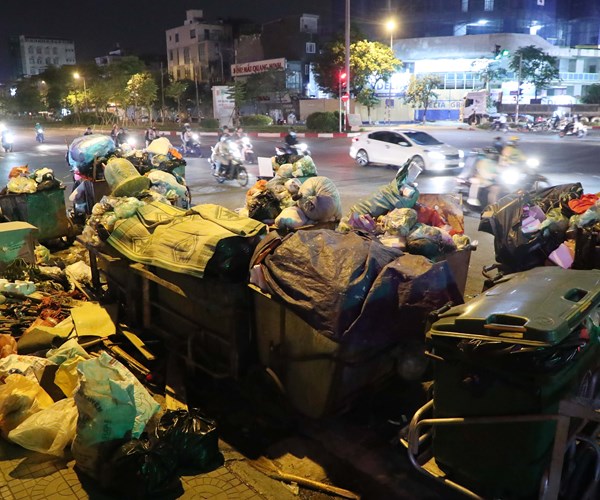Duong pho Ha Noi lai tran ngap rac - Anh 10
