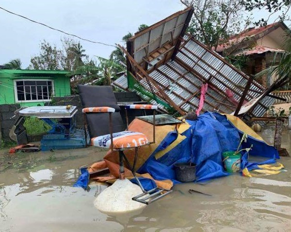 Bão Molave càn quét Philippines, 900.000 người bị ảnh hưởng - Anh 1