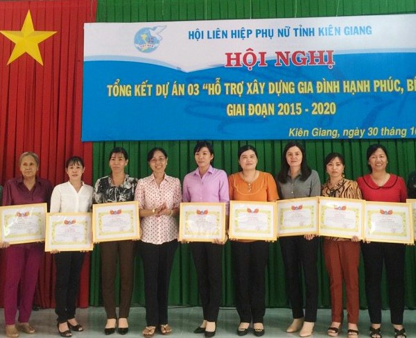 Khen thưởng 40 tập thể, cá nhân trong hỗ trợ xây dựng gia đình hạnh phúc, bền vững - Anh 1
