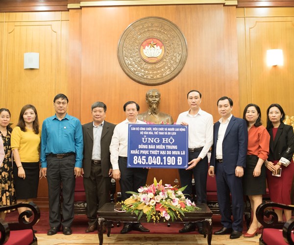 Bộ VHTTDL: Ủng hộ hơn 1,5 tỉ đồng hỗ trợ đồng bào các tỉnh miền Trung bị bão lũ - Anh 3