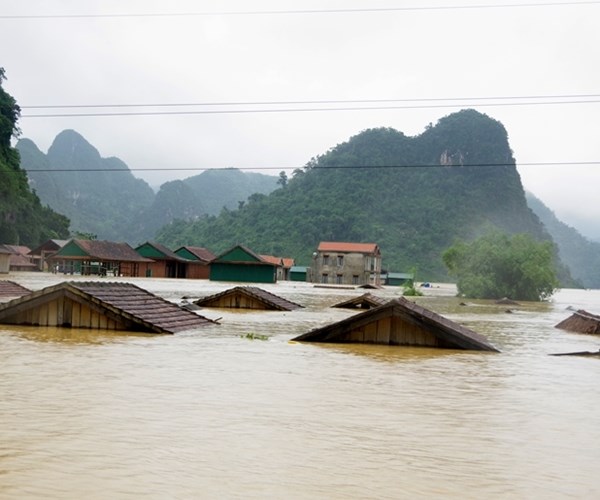 Quyết liệt ứng phó “bão chồng bão”, “lũ chồng lũ” miền Trung - Anh 1