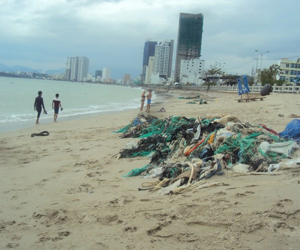 Rác trên bãi biển Nha Trang - Anh 1