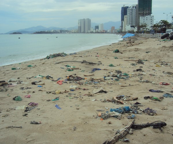 Rác trên bãi biển Nha Trang - Anh 2