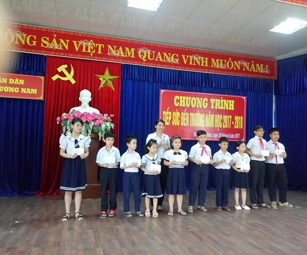 Gom phế liệu gây quỹ “Tiếp sức đến trường” - Anh 1