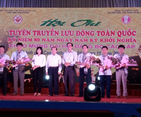 Rực rỡ sắc màu văn hóa vùng miền qua các điểm lưu diễn - Anh 7