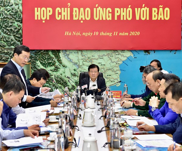 Phó Thủ tướng Trịnh Đình Dũng họp khẩn ứng phó hai cơn bão - Anh 1