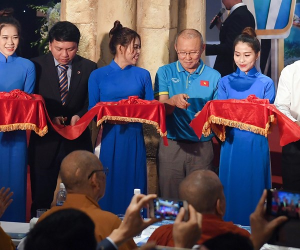 HLV Park Hang Seo đại diện U23 Việt Nam nhận 1 tỷ đồng và voucher nghỉ dưỡng tại JW Marriott Phu Quoc Emerald Bay cho U23 Việt Nam - Anh 2