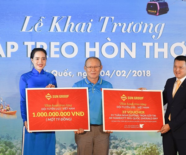 HLV Park Hang Seo đại diện U23 Việt Nam nhận 1 tỷ đồng và voucher nghỉ dưỡng tại JW Marriott Phu Quoc Emerald Bay cho U23 Việt Nam - Anh 1