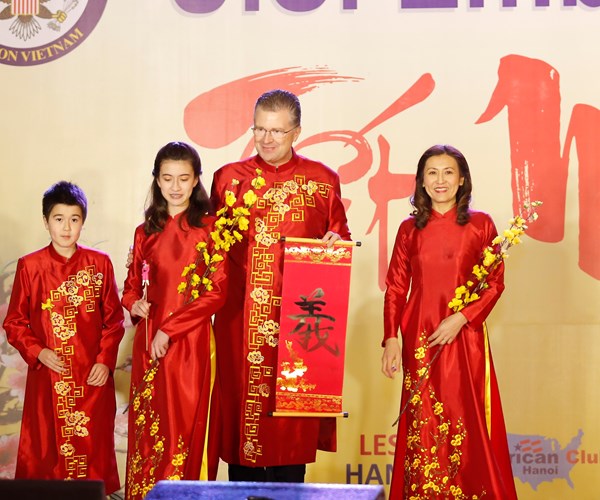 Đại sứ Mỹ tại VN Daniel J. Kritenbrink hứng thú với tà áo dài Việt - Anh 1