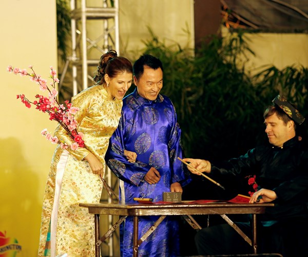 Đại sứ Mỹ tại VN Daniel J. Kritenbrink hứng thú với tà áo dài Việt - Anh 5