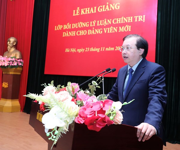 Khai giảng lớp bồi dưỡng lý luận chính trị dành cho đảng viên mới - Anh 1