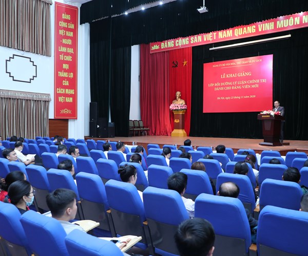 Khai giảng lớp bồi dưỡng lý luận chính trị dành cho đảng viên mới - Anh 6