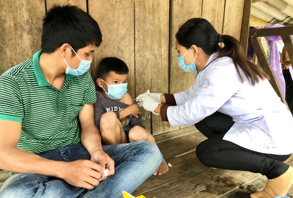 Quảng Ngãi tiêm phòng bệnh bạch hầu cho 19.000 trẻ 7 tuổi - Anh 1