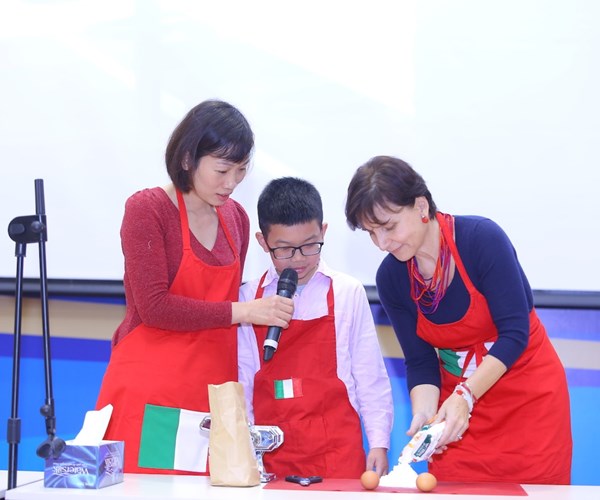 Hội xuân Vinsers 2018 tái hiện văn hóa đón tết các nước trên thế giới - Anh 2