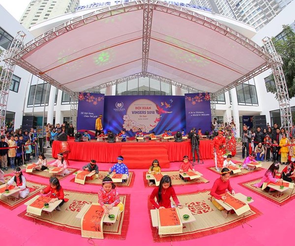 Hội xuân Vinsers 2018 tái hiện văn hóa đón tết các nước trên thế giới - Anh 1