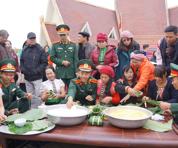 Gói bánh chưng xanh cùng người nghèo ăn Tết - Anh 1