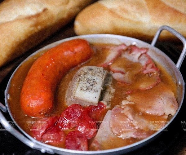 Bánh mỳ chảo Hà Nội - món ăn hấp dẫn, chinh phục vị giác thực khách - Anh 1