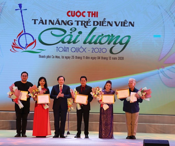 Trao 24 Huy chương cho các tài năng diễn viên trẻ cải lương - Anh 1