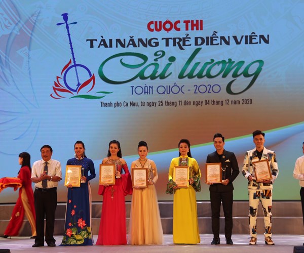 Trao 24 Huy chương cho các tài năng diễn viên trẻ cải lương - Anh 3