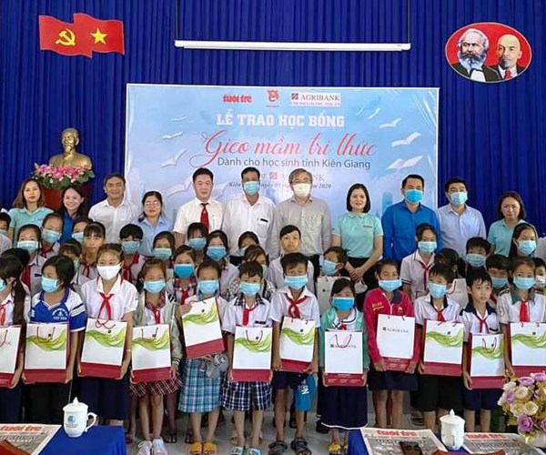 Kiên Giang: Trao 300 suất học bổng cho học sinh khó khăn - Anh 1