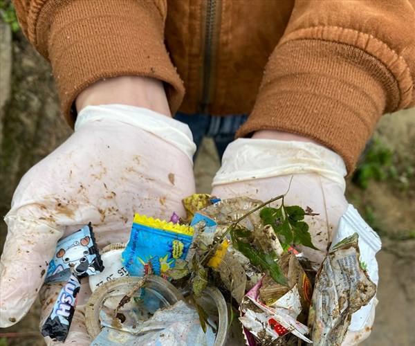 Nhóm Blogger du lịch chung tay nhặt rác, làm sạch môi trường tại Hà Giang - Anh 3