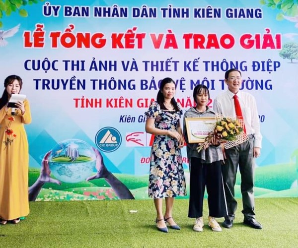 Kiên Giang trao giải cuộc thi ảnh và thiết kế thông điệp truyền thông về bảo vệ môi trường - Anh 1