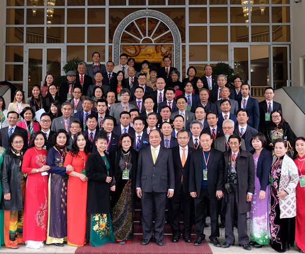 Thủ tướng tiếp đoàn kiều bào về nước đón tết - Anh 1