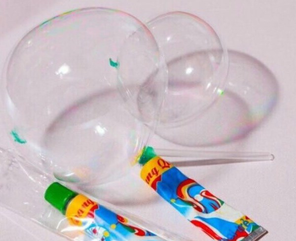 Cảnh báo ngộ độc từ trò chơi thổi bong bóng từ tuýp dạng keo - Anh 1