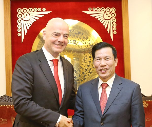 Trao kỷ niệm chương Vì sự nghiệp VHTTDL cho Chủ tịch FIFA - Anh 1