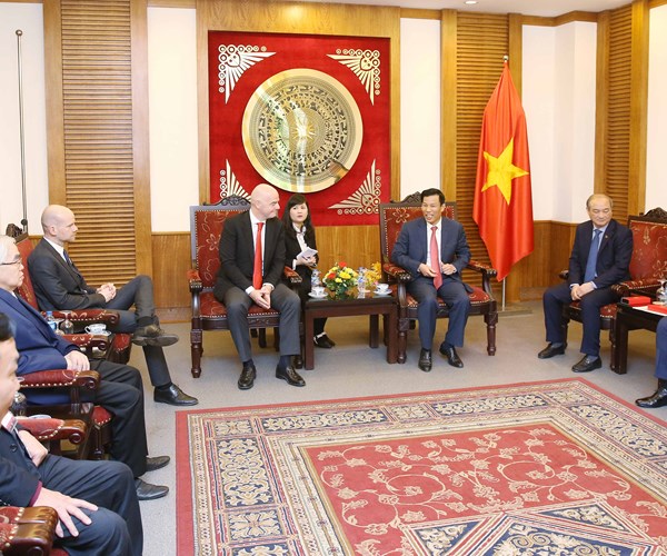 Trao kỷ niệm chương Vì sự nghiệp VHTTDL cho Chủ tịch FIFA - Anh 2