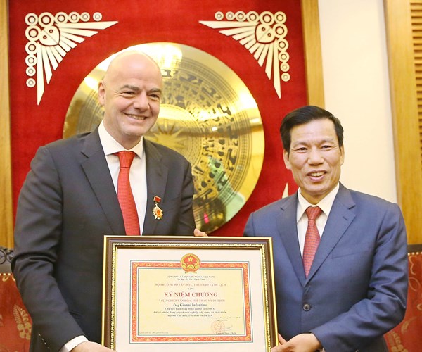 Trao kỷ niệm chương Vì sự nghiệp VHTTDL cho Chủ tịch FIFA - Anh 5