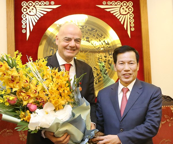 Trao kỷ niệm chương Vì sự nghiệp VHTTDL cho Chủ tịch FIFA - Anh 6