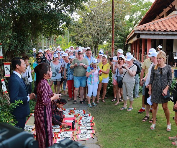 Khách Ba Lan trải nghiệm Tết Việt - Anh 1